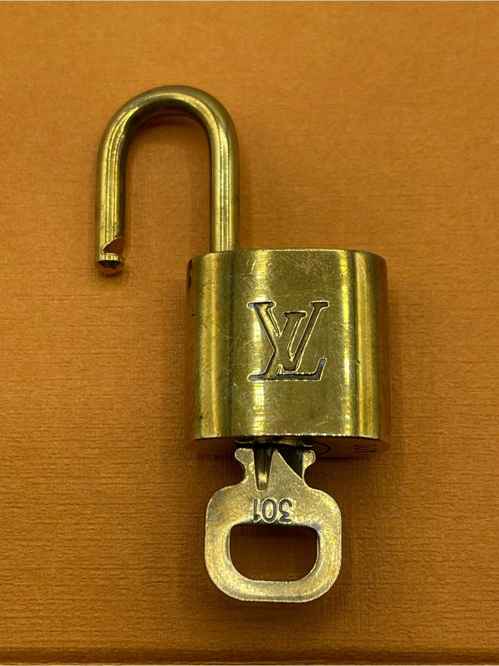 Louis Vuitton Lock and Key set #301 Gold Tone Cadena for Speedy Alma Bag LV🔐 - Picture 8 of 9